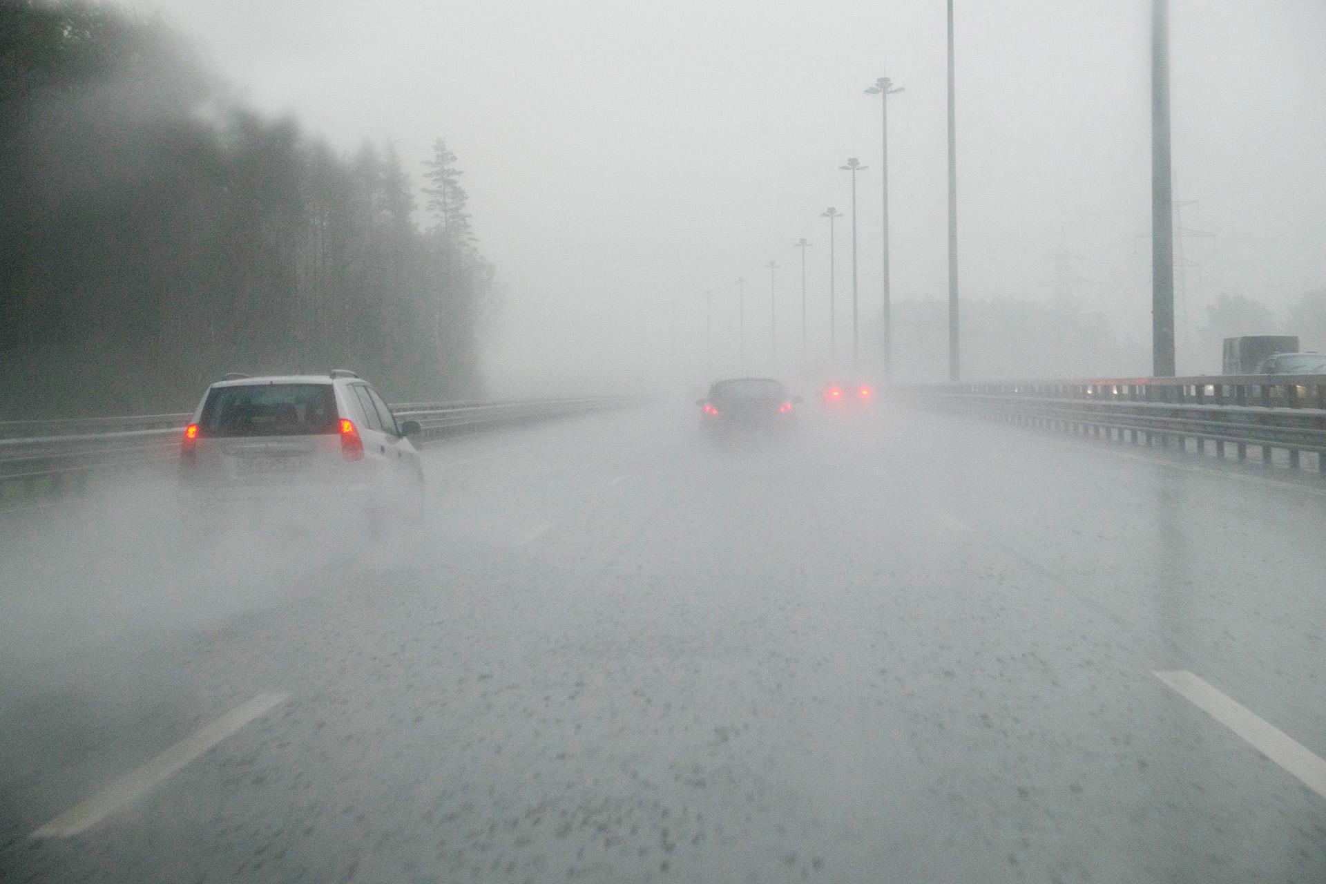 在雨中行驶的汽车